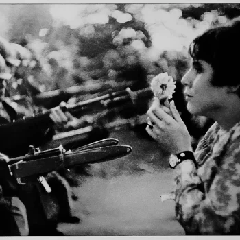 1-Washington_-Estados-Unidos_-1967-Frente-al-Pentágono-una-joven-norteamericana-enfrenta-con-una-flo